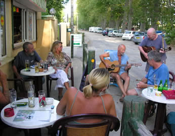 Garry and Willem in concert at the camping bar in Villeneuve-les-Beziers