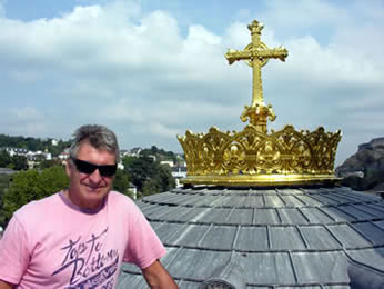 The gilded crown and cross
