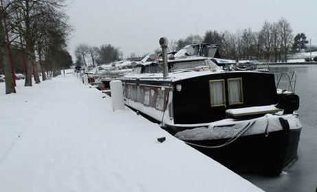 snow and ice on the canal in Castelsarrasin