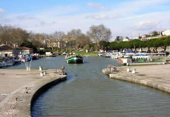Hotel barge Colibri prepares to enter the lock