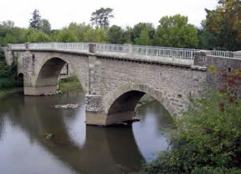 The old road bridge over the River Fresquel